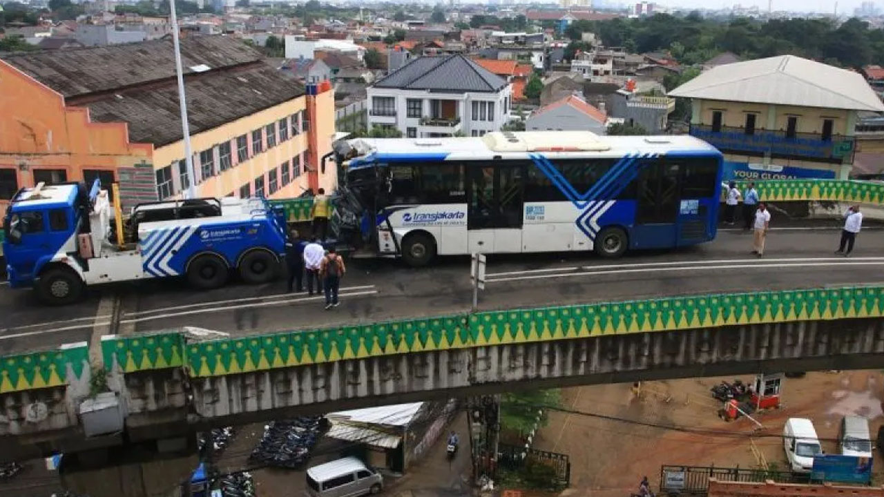 DKI Kemarin, Jam Operasional Padel Akan Diatur hingga Kecelakaan Transjakarta